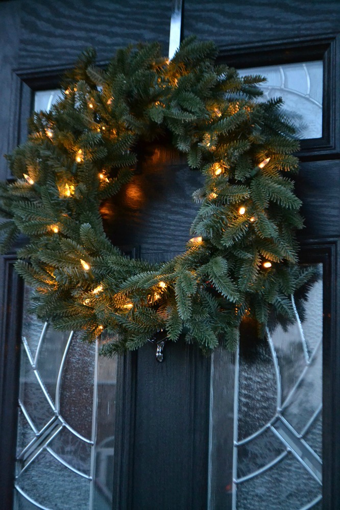 Realistic artificial wreath