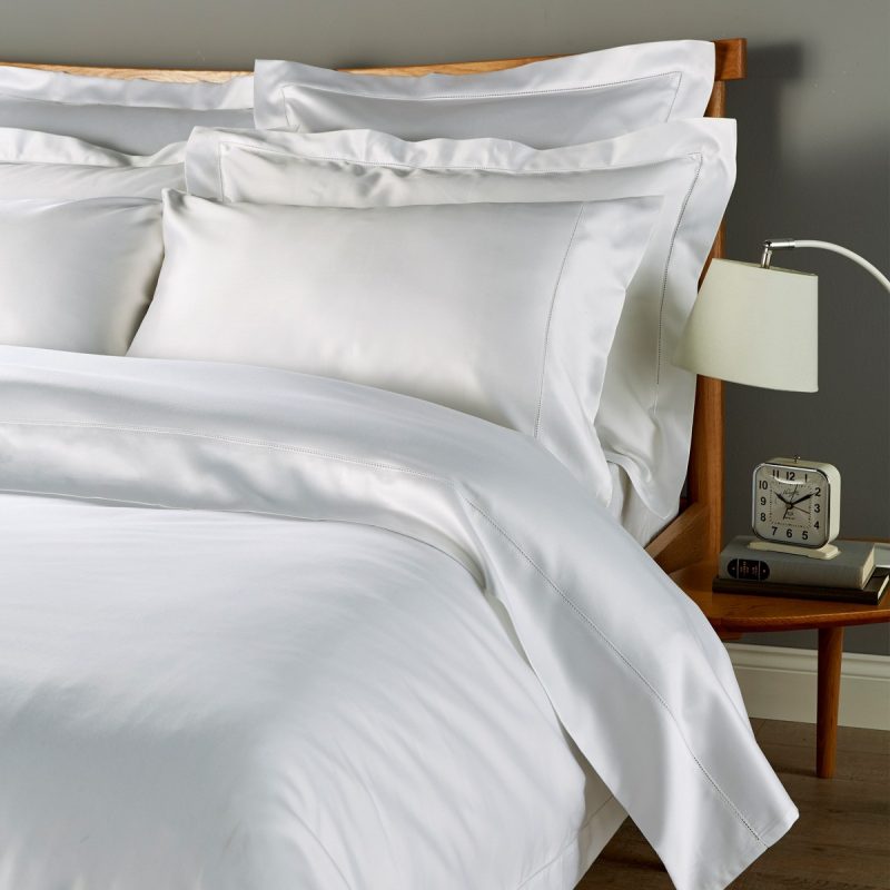 White luxury hotel bedding